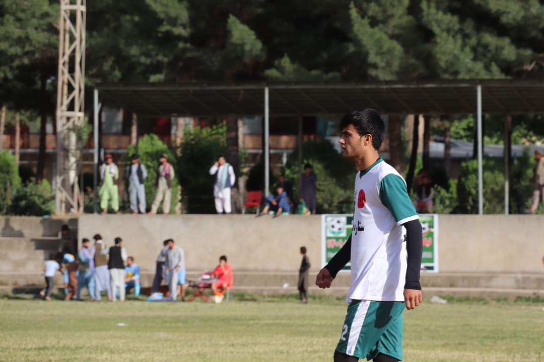 گروه طالبان بچه ها را از میدان فوتبال بزور به نماز جماعت میبرند