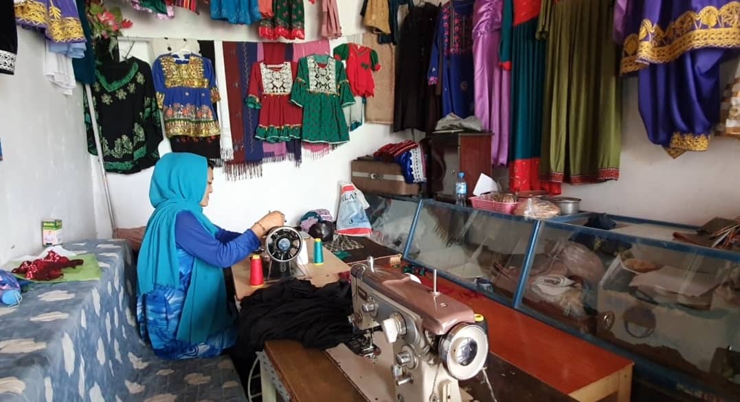 رونق بازار کار زنان صنعت پیشه در بامیان، همزمان با فرا رسیدن روزهای عید سعید قربان