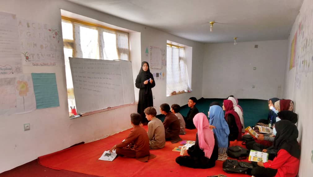 فراهم شدن زمینه آموزش برای بیش‌ از پنجاه تن از دختران بالاتر از صنف ششم در ولایت بامیان از سوی یک دانش آموز دختر محروم اما با صلابت