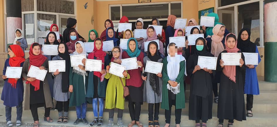 فراغت نزدیک به صد تن از دختران دانش‌آموز بالاتر از صنف ششم، از یک برنامه‌ی آموزشی در ولایت بامیان