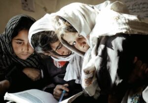 محرومیت از حق تحصیل و افزایش بیماری‌های روحی در میان دختران‌‌ در افغانستان