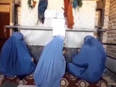 حرکت اعتراضی زنان محروم از کار با پوشیدن چادر برقع در برابر وضع محدودیت‌ها علیه زنان از سوی طالبان