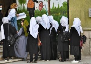 ۸۲۸ روز خانه نشینی و محرومیت از تحصیل دختران دانش‌آموز در افغانستان