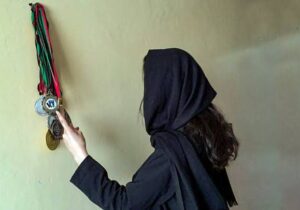 دختر ورزشکار بامیانی در خانه خود ورزش می‌کند