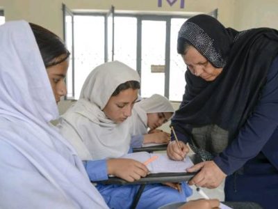 معلمان زن؛ پنج‌هزار افغانی برای مصارف خانواده‌ ما کافی نیست