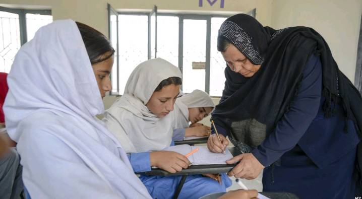 معلمان زن؛ پنج‌هزار افغانی برای مصارف خانواده‌ ما کافی نیست